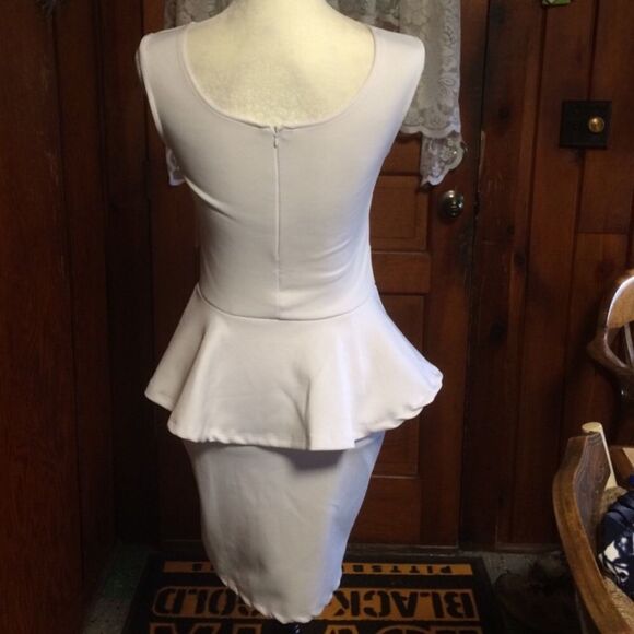 Small white form fitting dress Nwot - Picture 5 of 5
